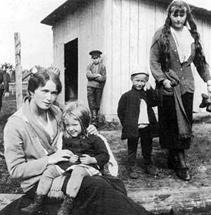 Великие Княжны Ольга и Анастасия с крестьянскими детьми